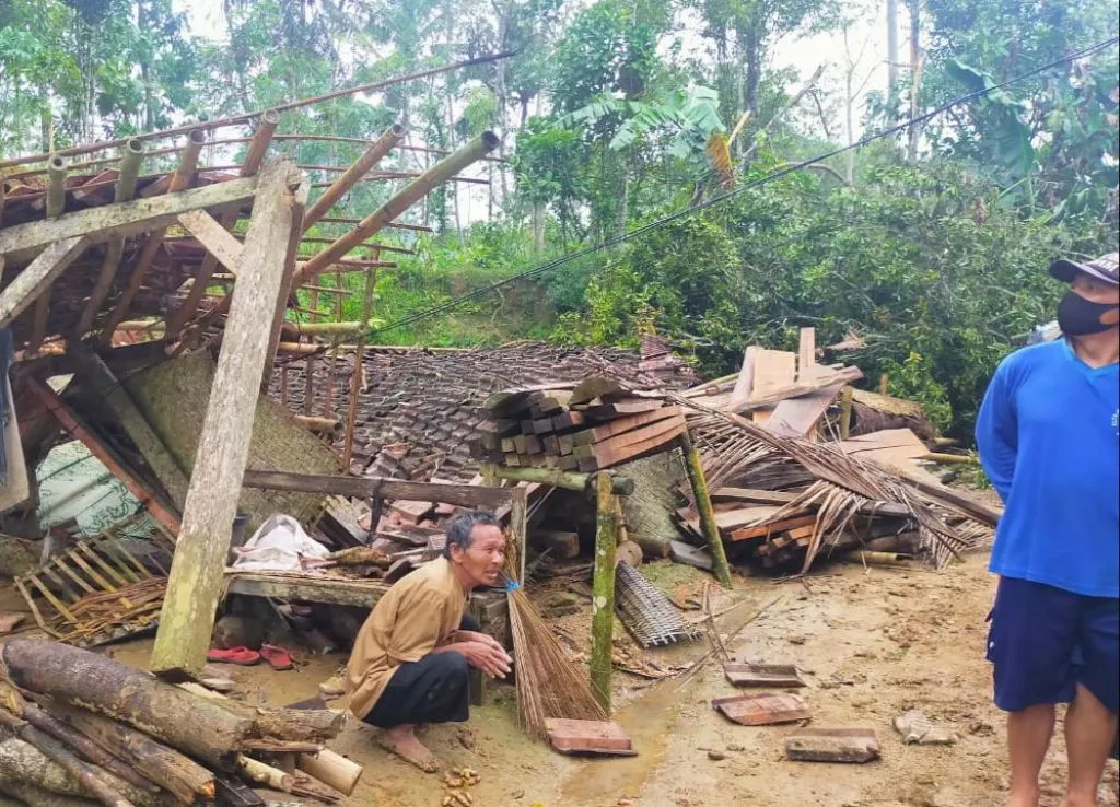 Hujan Angin, Rumah Warga di Ponorogo Ini Ambruk Tertimpa Pohon