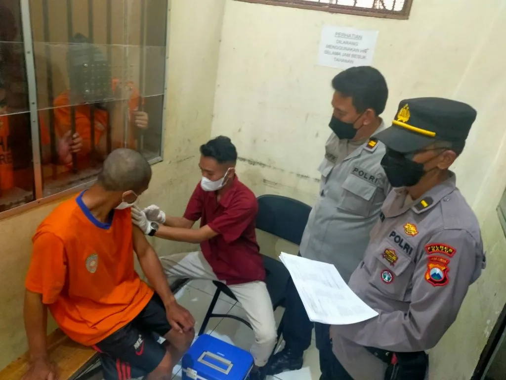 17 Tahanan Polres Batu Divaksin