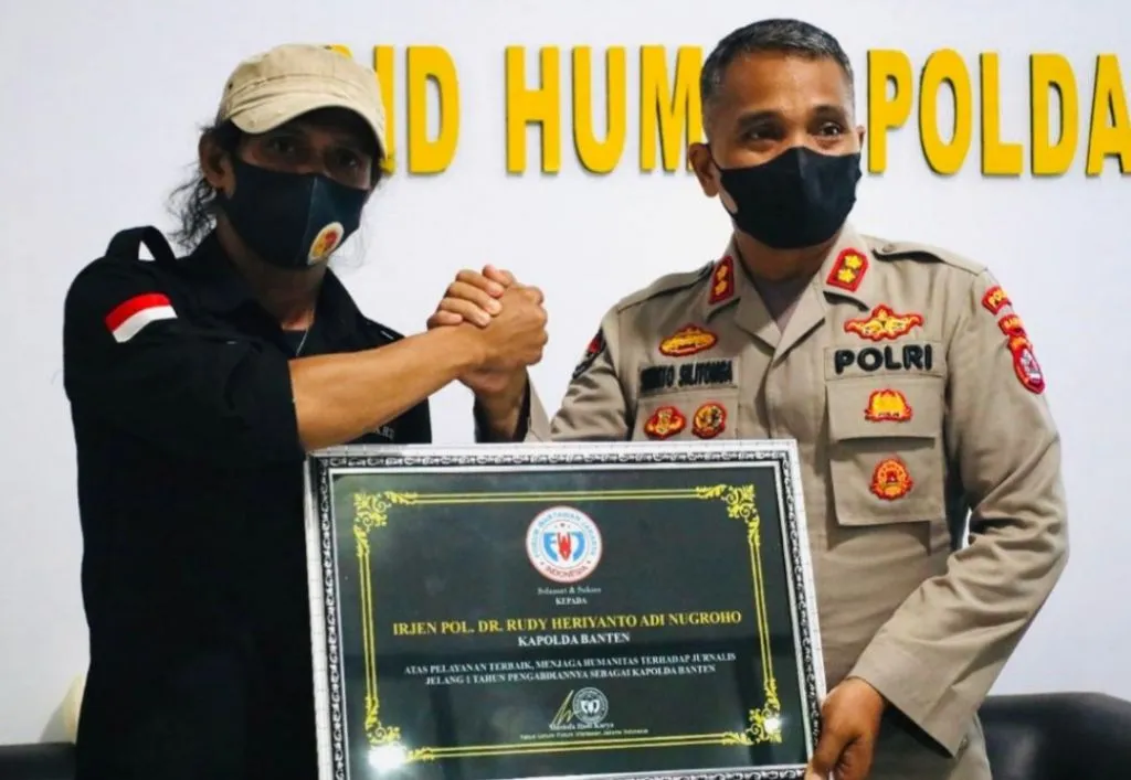 Piagam tersebut diterima oleh Kapolda Banten IJP Dr. Rudy Heriyanto yang diwakili oleh Kabid Humas Polda Banten AKBP Shinto Silitonga di Ruang Kerja Kabid Humas Polda Banten, Senin (25/10/2021) lalu.