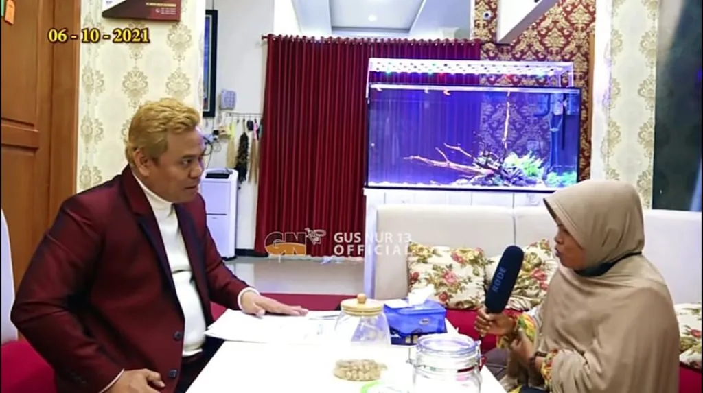Tangkapan layar video Sri Patokah berhadapan dengan Gus Nur yang diunggah di kanal YouTube GUS NUR 13 OFFICIAL, pada 6 Oktober 2021.