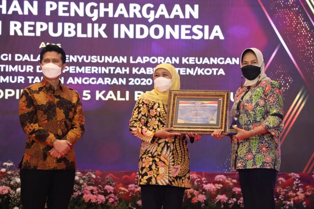Gubernur Jatim Beri Piagam Penghargaan WTP pada Wali Kota Batu dari Kemenkeu RI