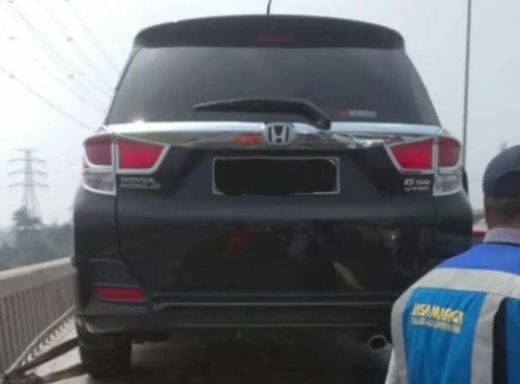 Tiga Mobil Tabrakan Beruntun di Tol Layang Mohammed Bin Zayed