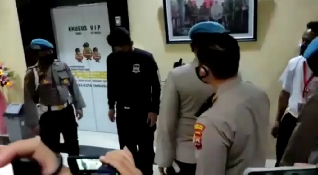Anggota Brimob yang Banting Mahasiswa sampai Kejang-Kejang, Minta Maaf