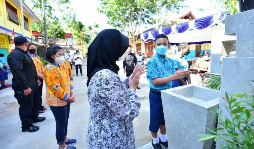Dharma Wanita Tinjau Gerakan Cuci Tangan Pakai Sabun di Sekolah