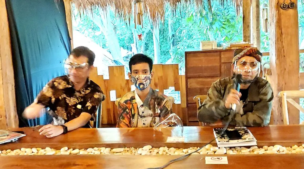 Pelukis Ini Punguti Sampah Plastik di Pantai Kenjeran Untuk Dijadikan Karya