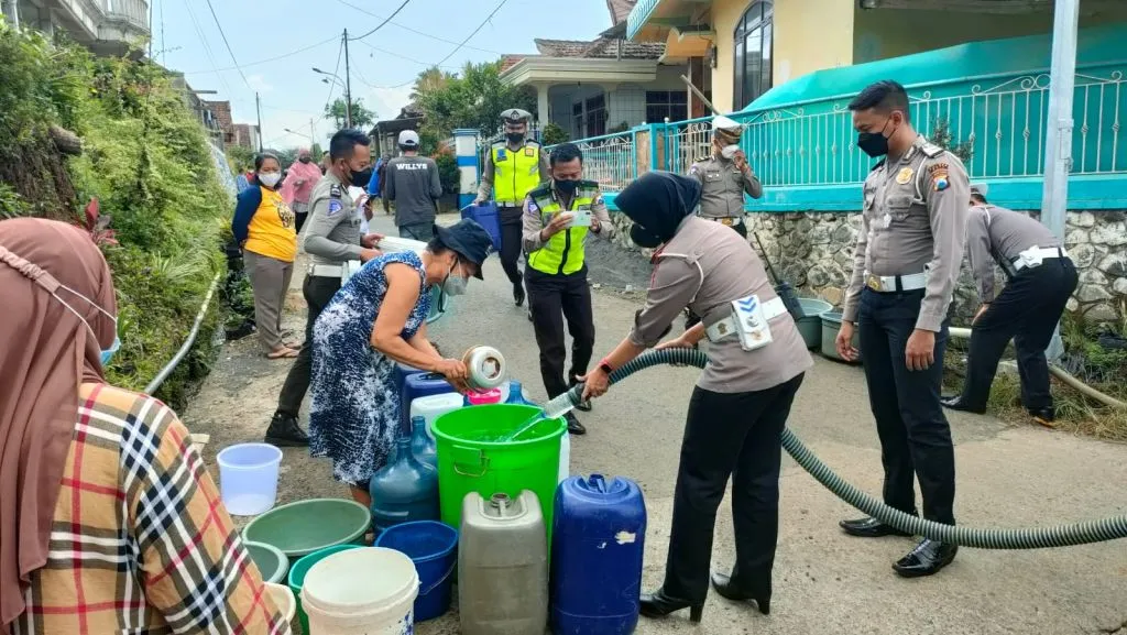 Polres Batu Kerahkan 2 Tangki Mobil, Distribusikan Air Bersih ke Warga Terdampak