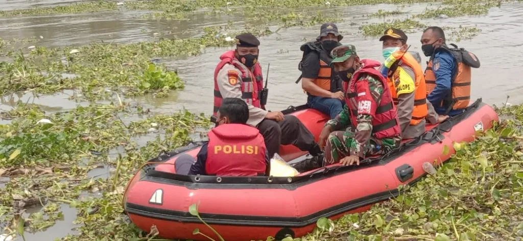 Tak Kuat Melawan Derasnya Arus Bengawan, Perahu Penyeberangan Tradisional Terbalik