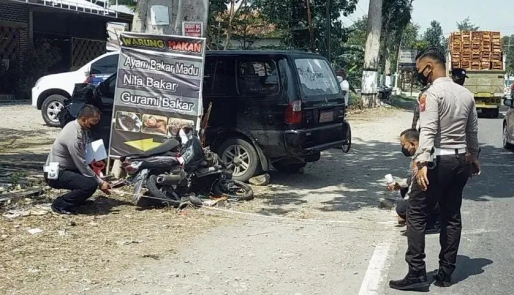 Serempet Mio, Mobdin Sekcam Jambon Ponorogo Hajar Pohon hingga Ringsek