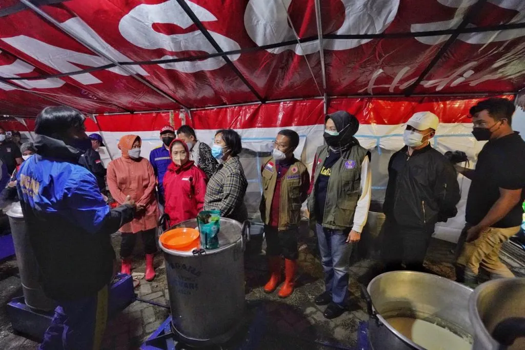 Mensos Risma Didampingi Wali Kota Batu, Temui Para Korban Bencana di Dusun Gintung