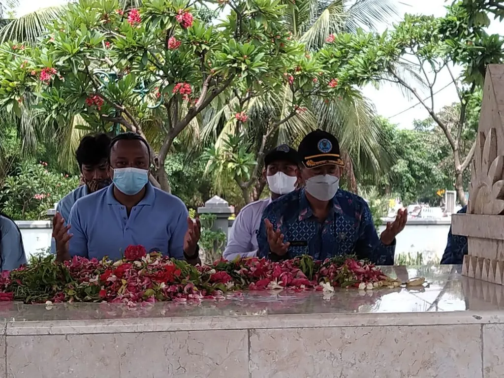 BNNK Surabaya Gelar Tabur Bunga di Makam Pahlawan WR Supratman