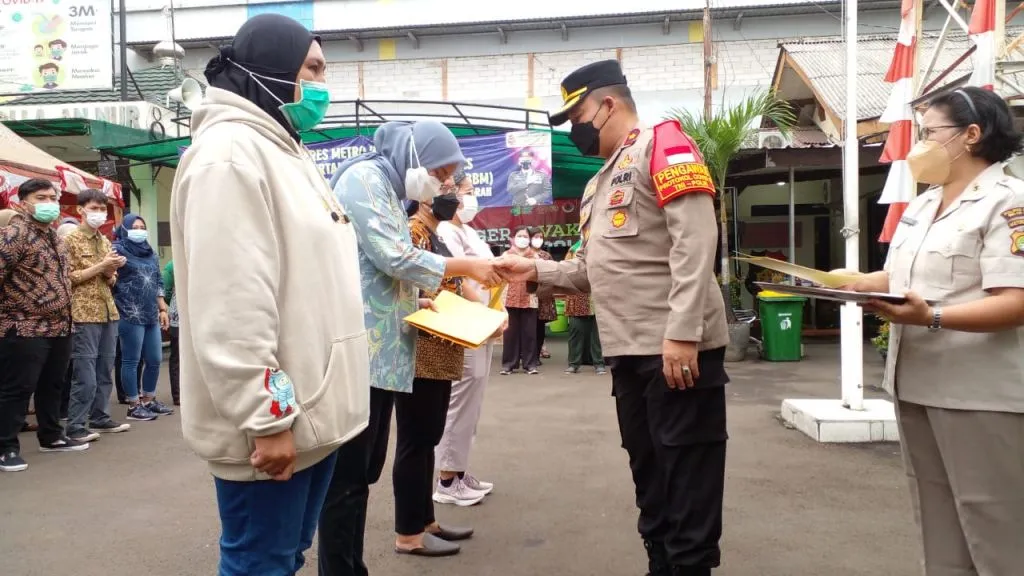 Hari Pahlawan, Polsek Pondok Gede Beri Penghargaan pada Nakes