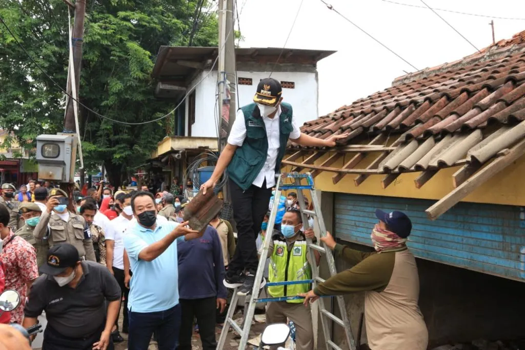 Urai Kemacetan Depan Pasar Suko, Bupati Muhdlor Pimpin Pembongkaran Bekas Balai Desa