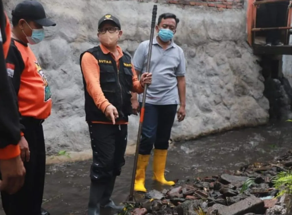 Wali Kota Malang Terjun Langsung Tanam Pohon dan Bersihkan Sampah di Sungai