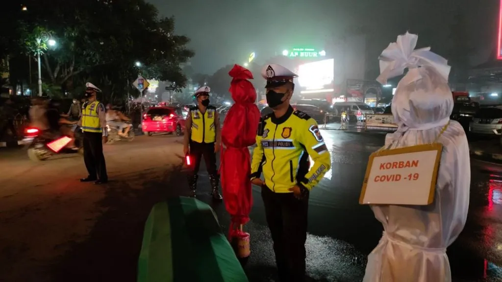 Satlantas Polres Batu,Tampilkan Teatrikal Hantu Gentayangan di Alun-Alun Kota Batu