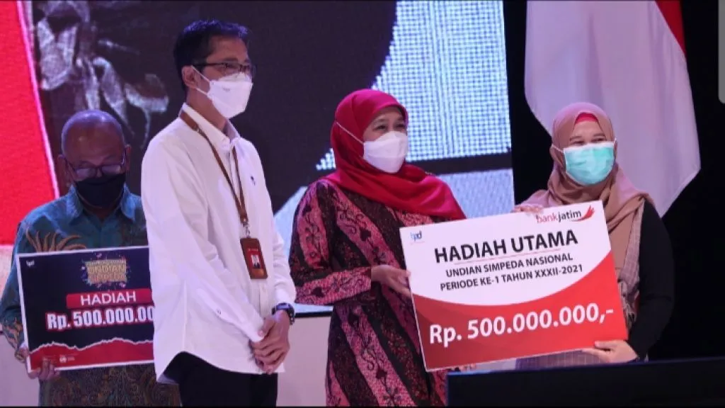 Gubernur dan Dirut Bank Jatim Serahkan Hadiah Tabungan Simpeda