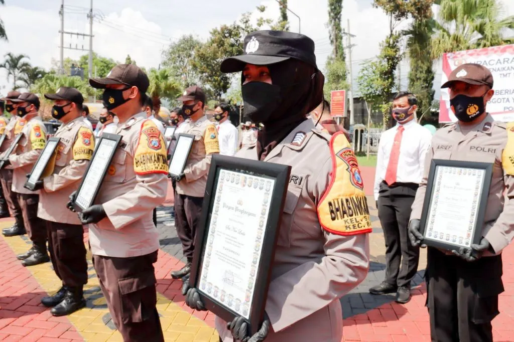 Atas Dedikasinya, Polwan dari Bhabinkamtibmas Kelurahan Sisir Raih Penghargaan