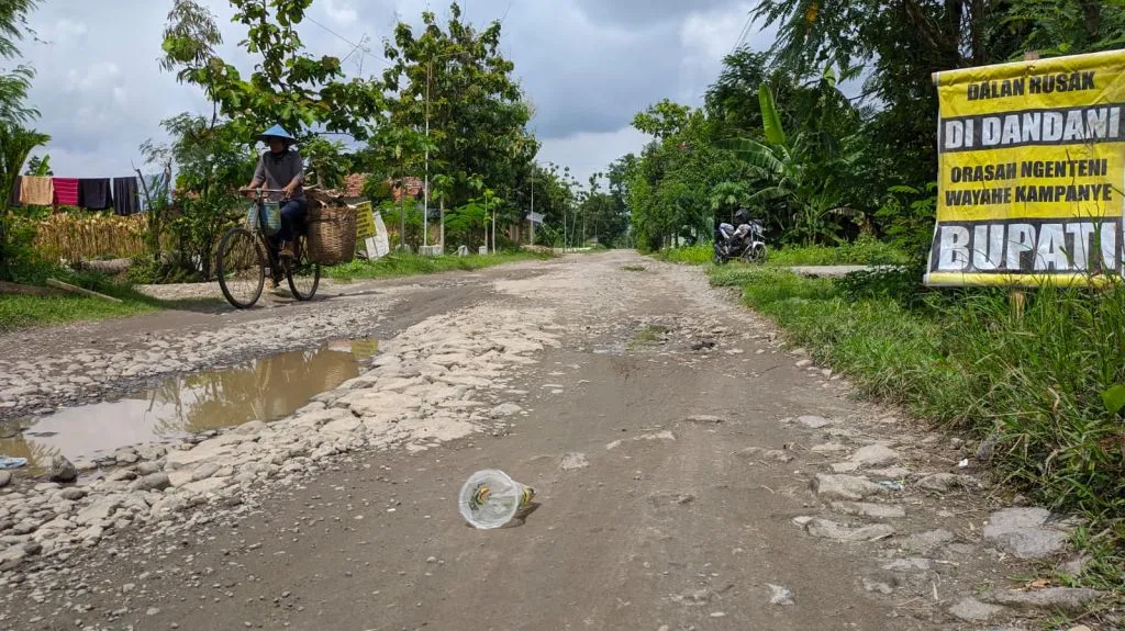 7 Tahun Jalan Rusak Di Ponorogo Tak Digubris, Warga Pasang Banner Satire