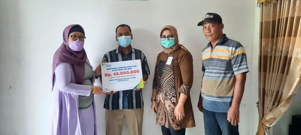 Ahli Waris Petani Sayur Terima Manfaat Program BPJAMSOSTEK
