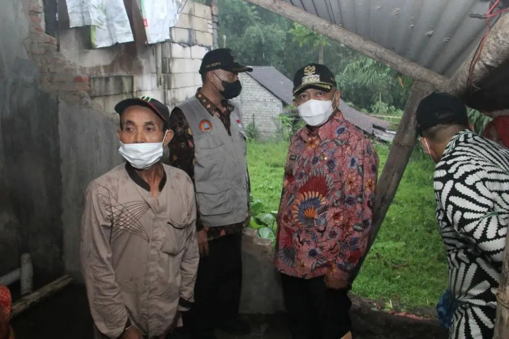 Bupati Malang Tinjau Korban Dampak Puting Beliung di Jabung