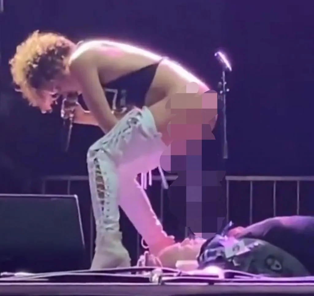 Menjijikkan, Rocker Seksi Ini Pipis di Atas Wajah Penggemarnya Pas Manggung