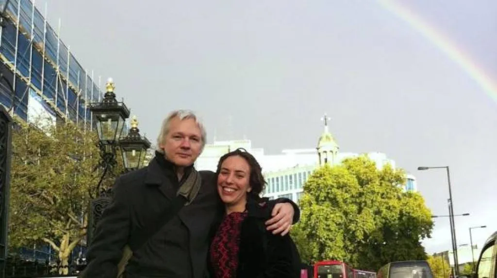 Pendiri WikiLeaks Diizinkan Menikahi Ibu dari 2 Anaknya di Penjara Inggris