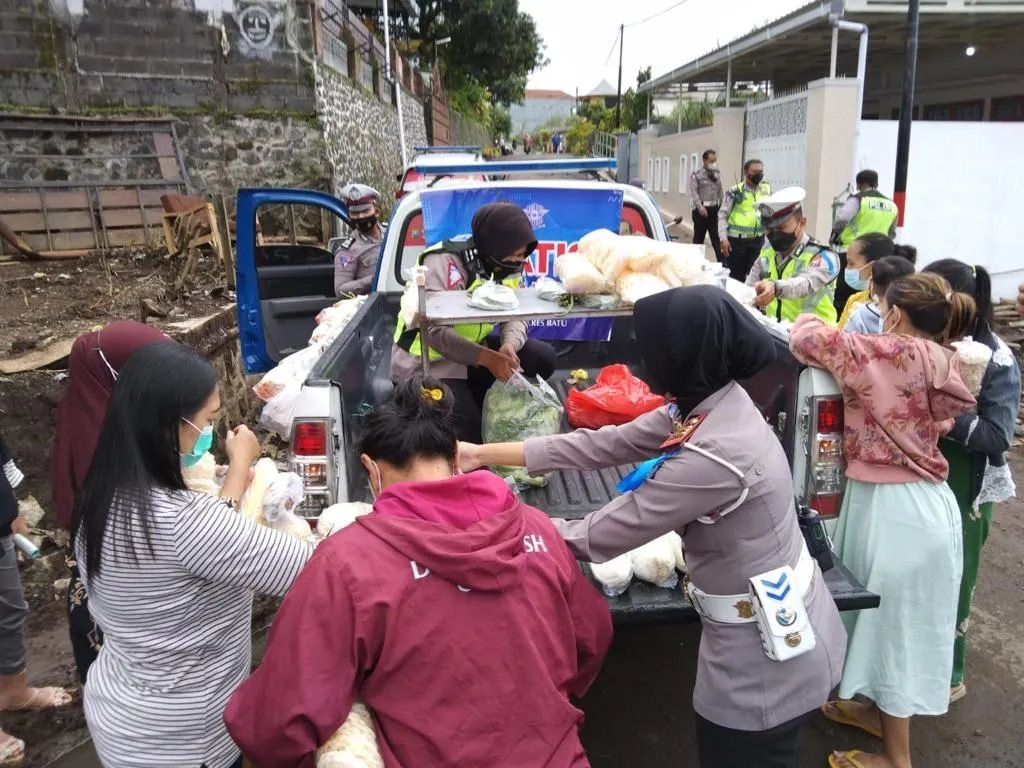 Di Lokasi Bencana, Emak-Emak Antusias Dapat Sayur Gratis dari Satlantas Polres Batu