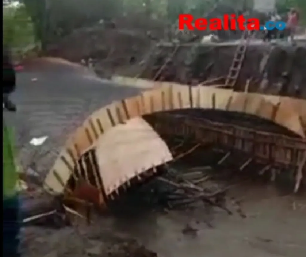 Dihajar Banjir, Proyek Jembatan Desa Bogem Senilai Rp 1,2 M di Magetan Ambruk