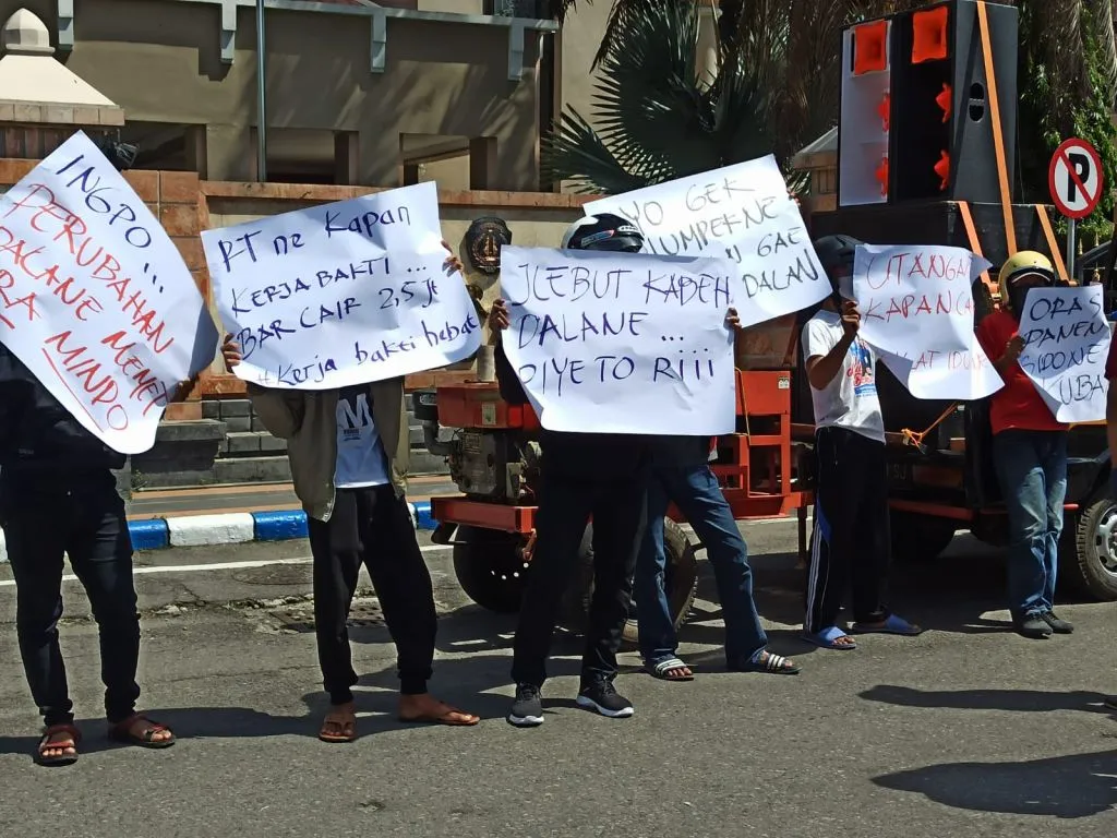 Gerah Jalan Rusak, Warga Lurug Pemkab