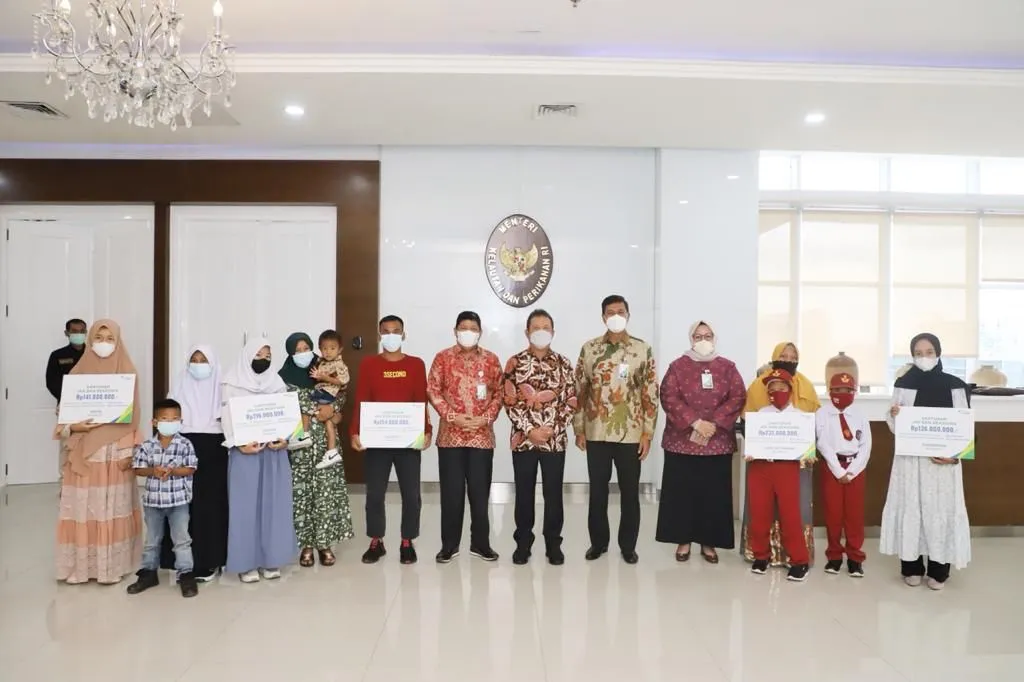 Menteri KKP Serahkan Santunan BPJAMSOSTEK Rp1,99 M Untuk ABK KM Hentri I