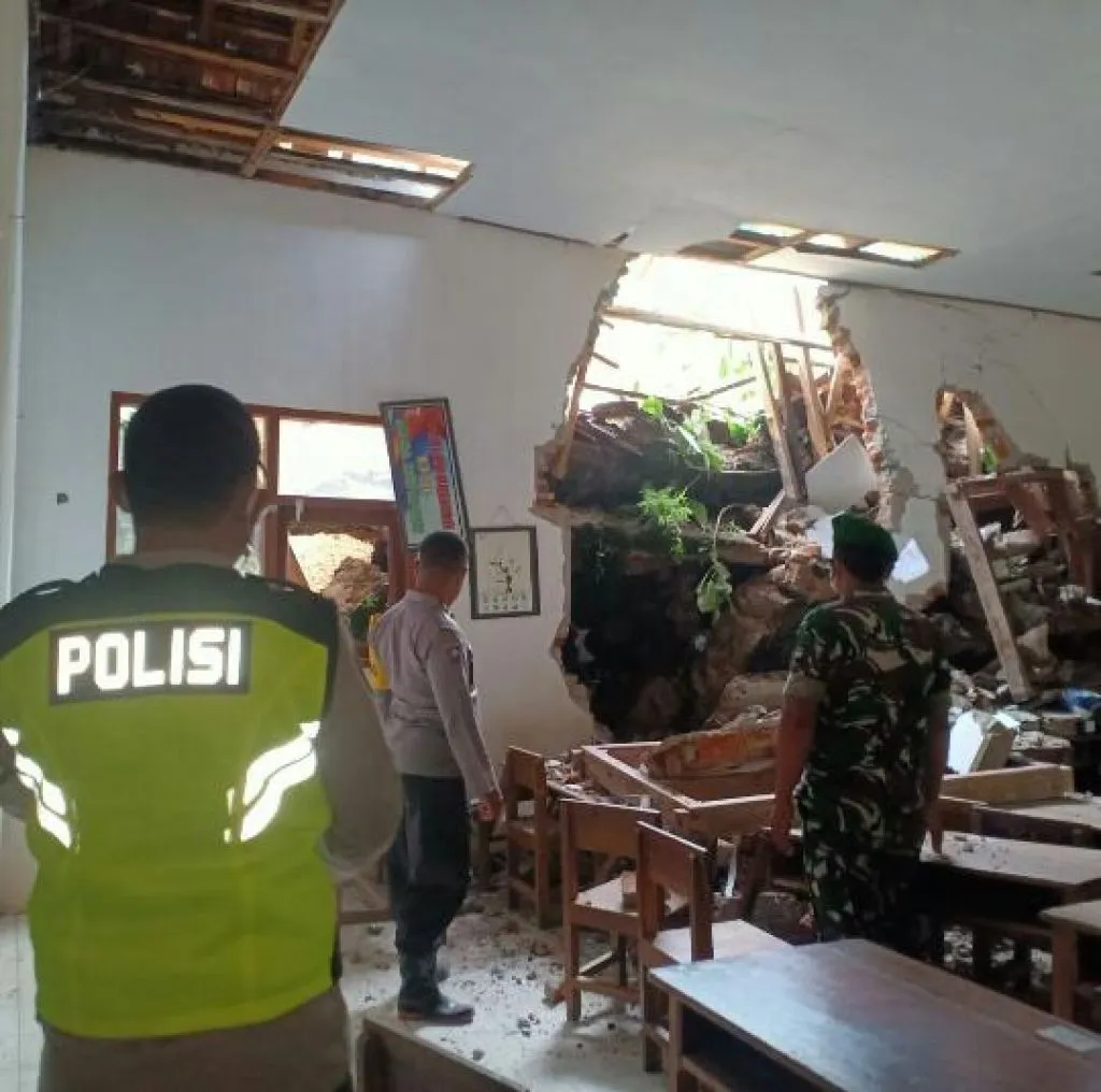 Ruang Kelas Ambrol, SD di Ponorogo Ini Gunakan Perpus Untuk KBM