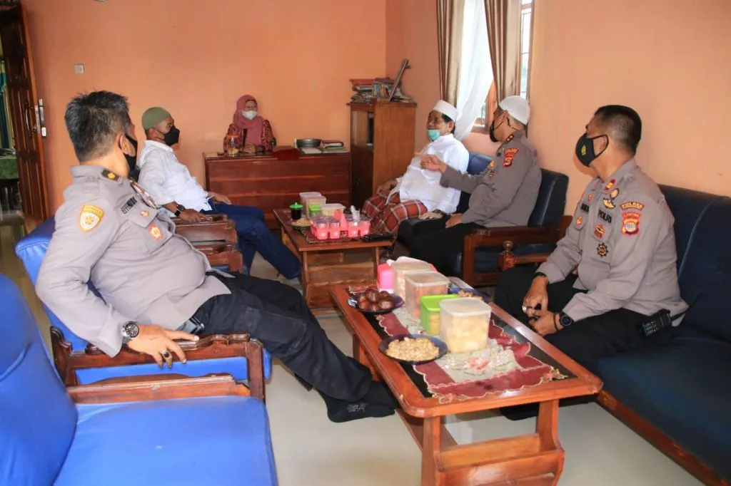 Kapolres Pringsewu Silaturahmi ke Pimpinan Ponpes Darussalam KH. Mukhasir