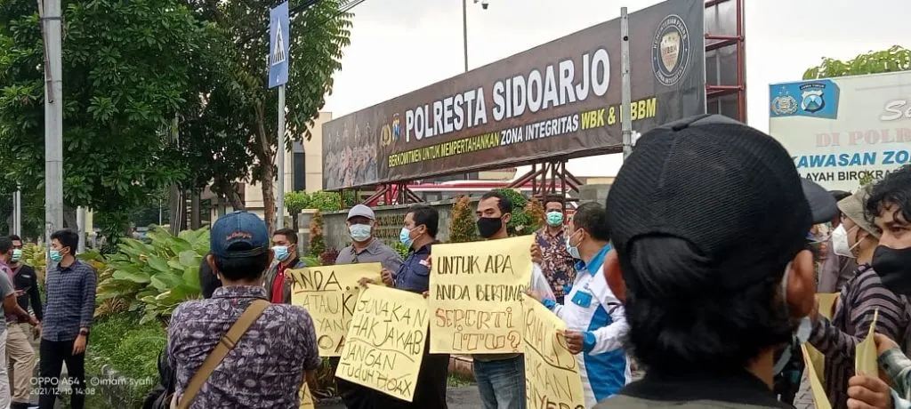 Kasat Reskrim Tuduh Wartawan Sebar Hoax, Mapolresta Sidoarjo Didemo Puluhan Jurnalis