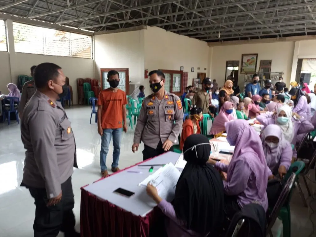 Wakapolres Pringsewu Tinjau Pelaksanaan Vaksinasi di Pekon Fajar Agung
