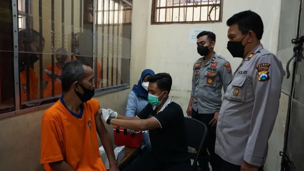 13 Tahanan Polres Batu Jalani Vaksinasi dengan Penjagaan Ketat