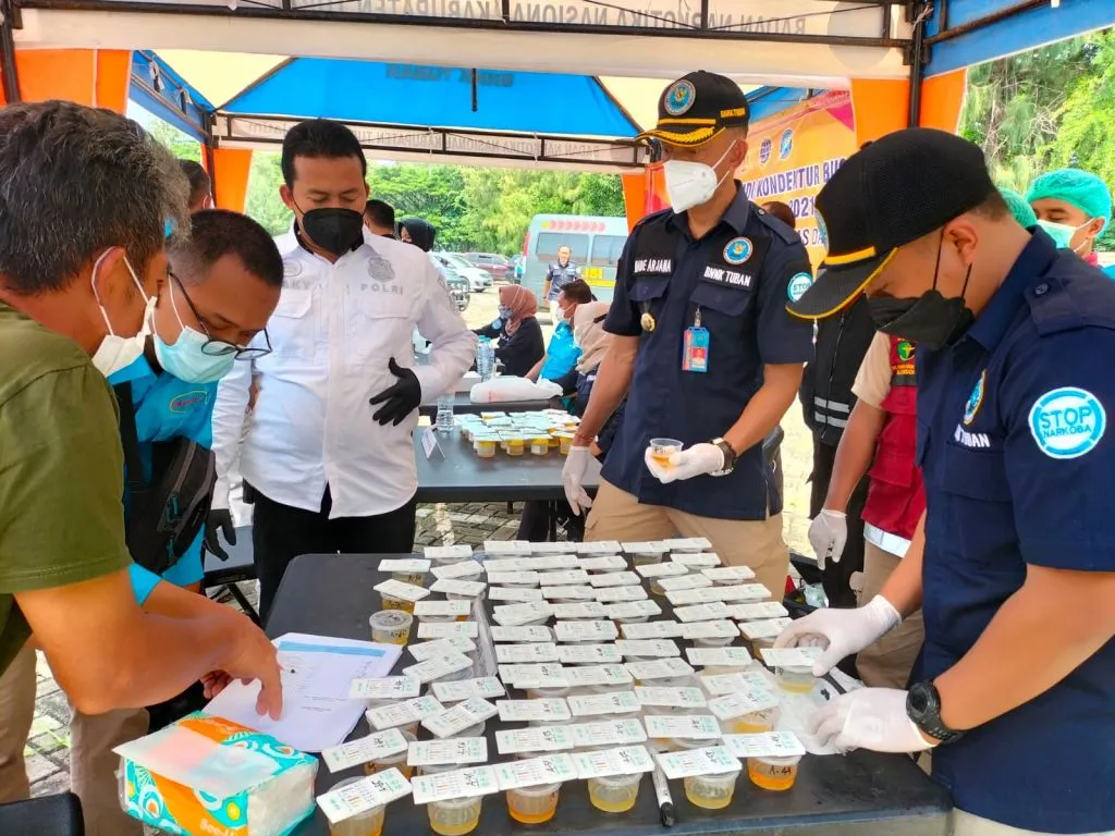 Ratusan Sopir dan Penumpang di Terminal Wisata Tuban Jalani Tes Urine