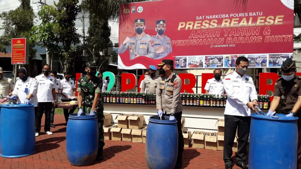 Satresnarkoba Polres Batu, Musnahkan 1162 Botol Miras dan Bekuk 69 Tersangka
