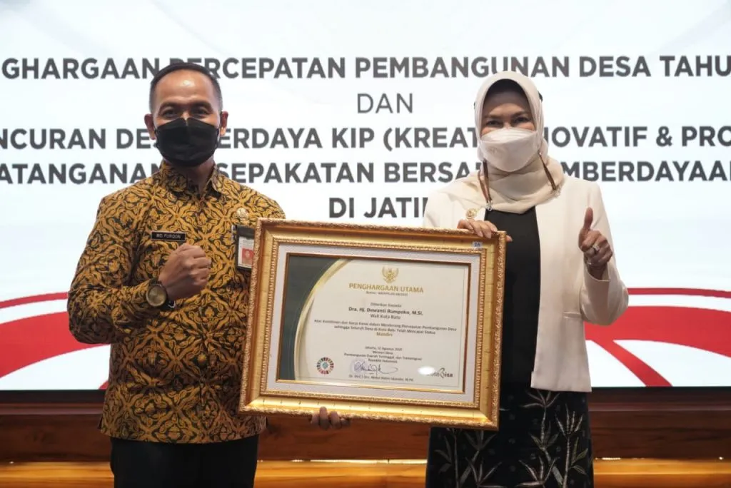 Wali Kota Batu Terima Penghargaan Utama Dari Menteri Desa PDTT