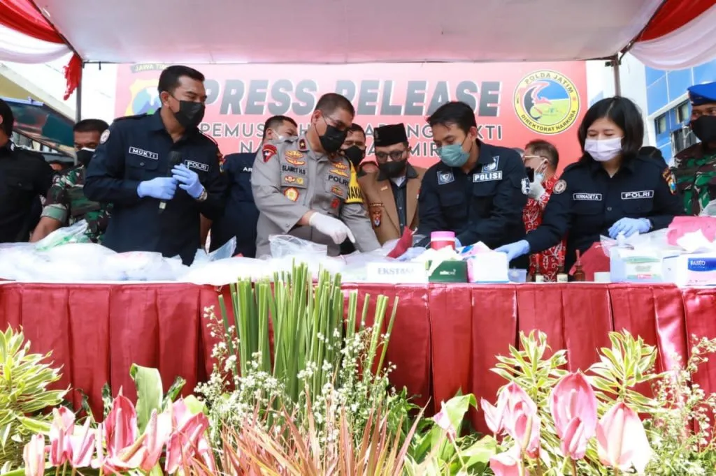Di Akhir Tahun, Polda Jatim Musnahkan Ribuan Narkoba dan Miras