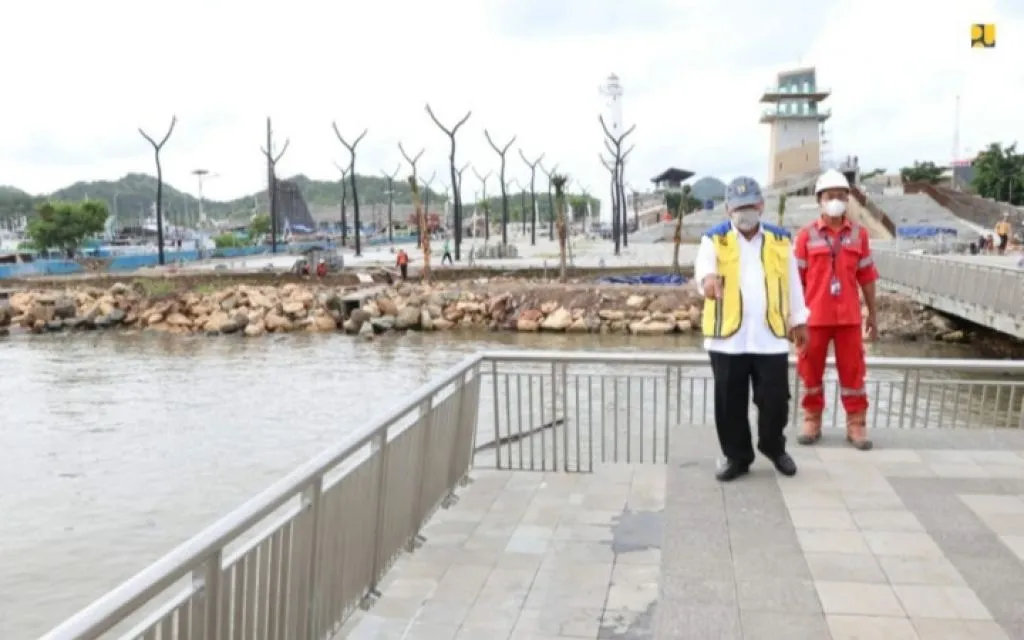 Di Kawasan Pantai Marina Labuan Bajo, Basuki Minta Tempat Sampah Diperbanyak