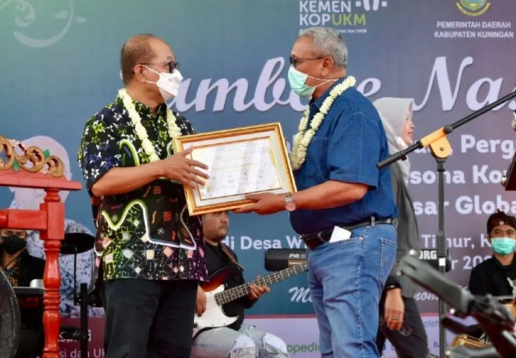 Menteri Teten Dapat Gelar Bapak Transformasi UMKM dari Komunitas UMKM Kuningan