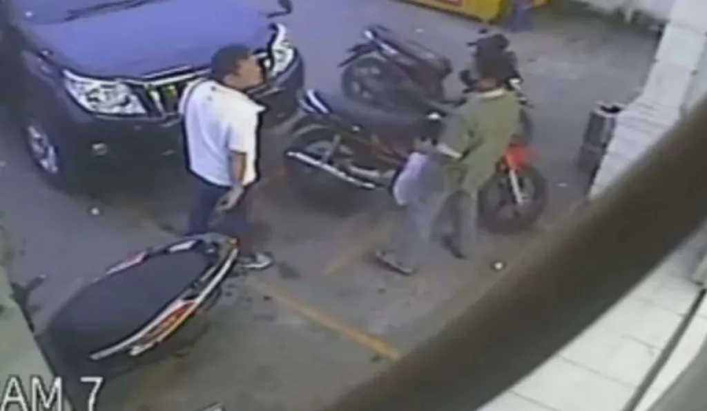 Pengemudi Mobil yang Viral Pukuli Pengendara Motor, Melarikan Diri