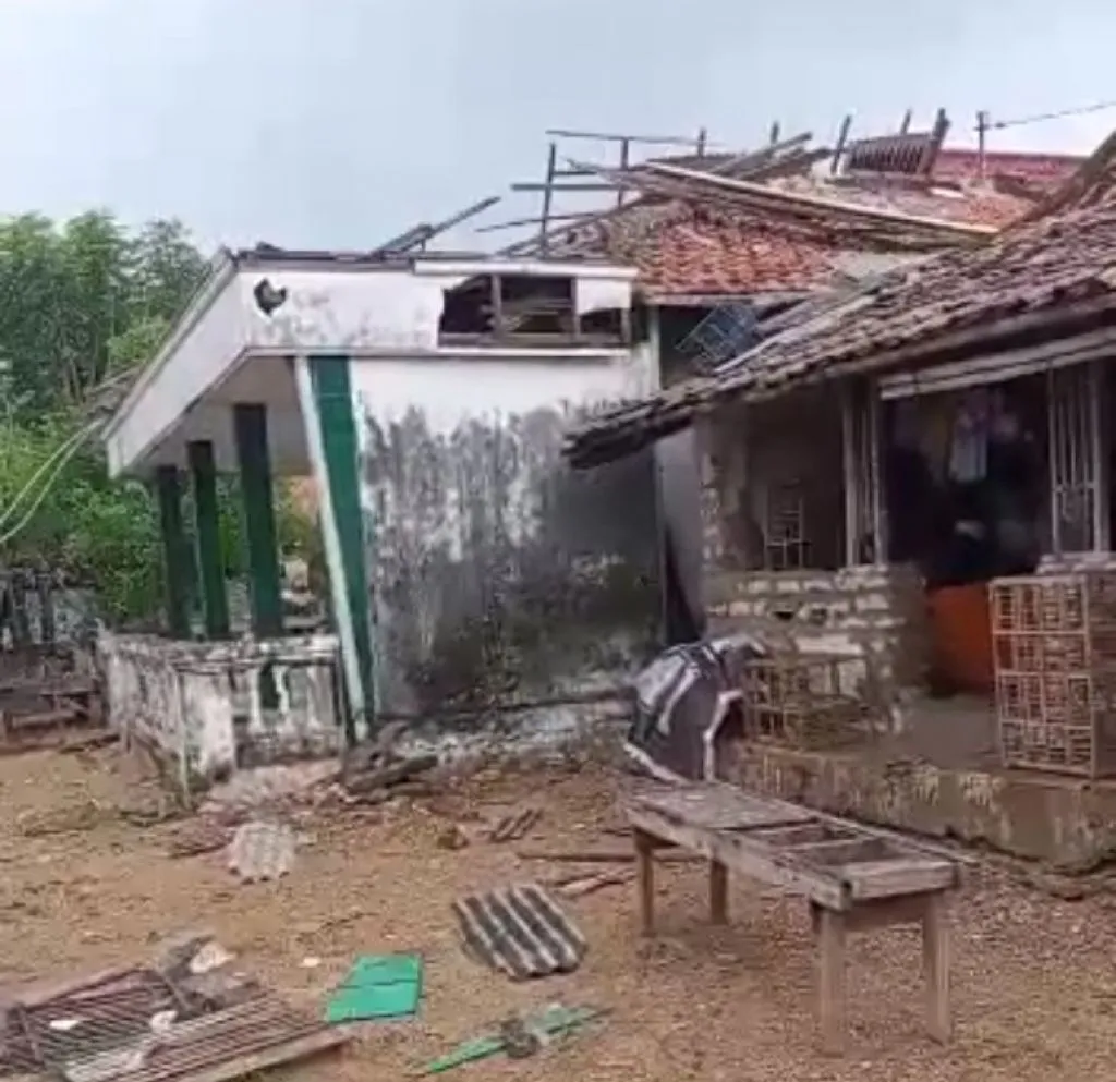 Puting Beliung Hajar Sampang, Banyak Rumah Warga Rusak Parah
