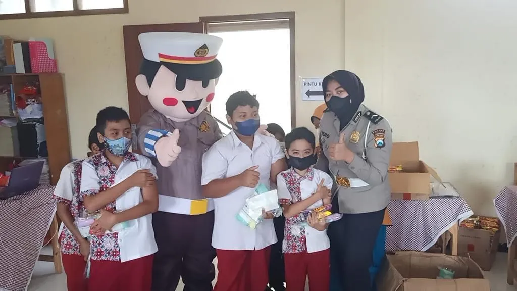 Si Bontas Polres Batu Datangi MI Thoriqul Huda, Desa Torongrejo Kota Batu