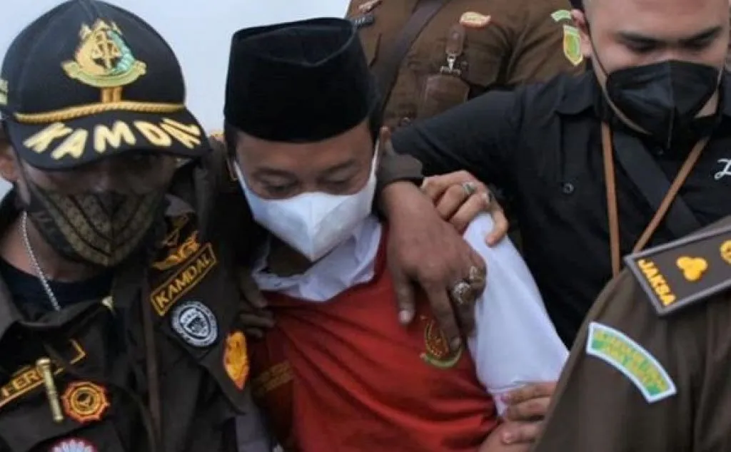 Tiduri dan Hamili Belasan Santriwati, Herry Dituntut Mati dan Dikebiri