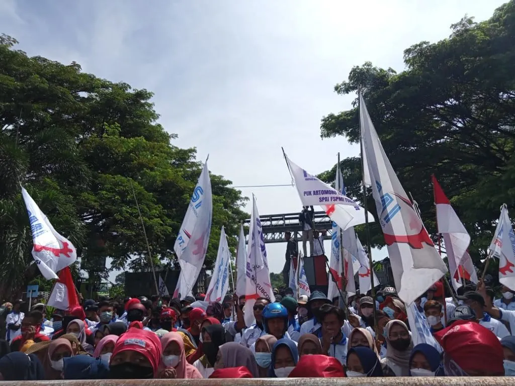 Ratusan Buruh Gelar Aksi Demonstrasi di Depan IKSG, Tuntut Bisa Bekerja Kembali