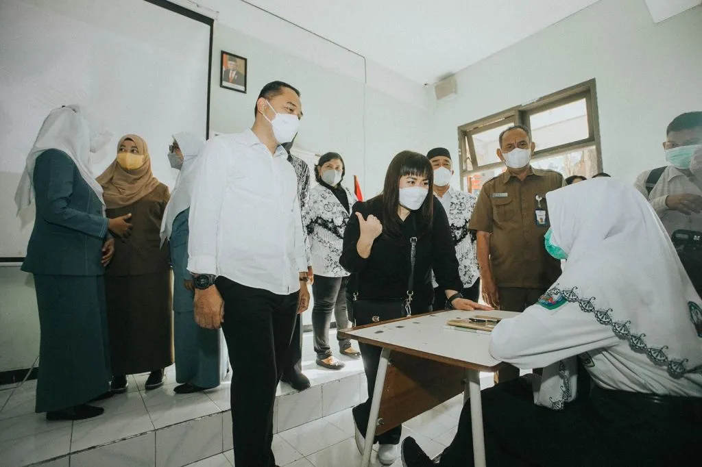 Wali Kota Eri bersama Pimpinan DPRD Surabaya Tinjau Hari Pertama PTM 100 Persen