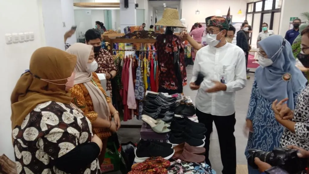 Bantu Pemasaran, PDAM Surya Sembada Gelar Produk UMKM di Kantornya