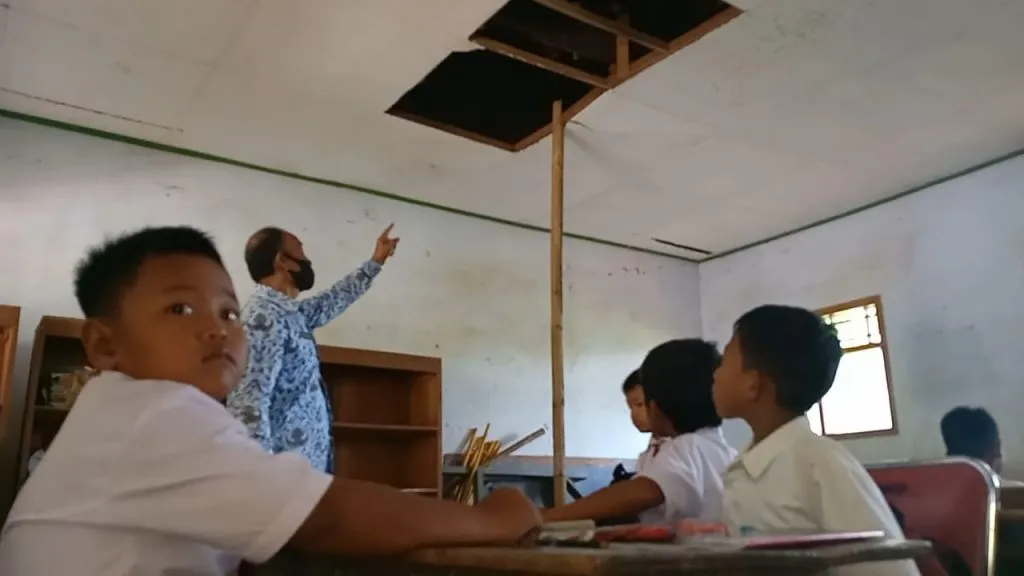 Puluhan Tahun Rusak, Siswa SD di Ponorogo ini Belajar di Bawah Ancaman Sekolah Ambruk