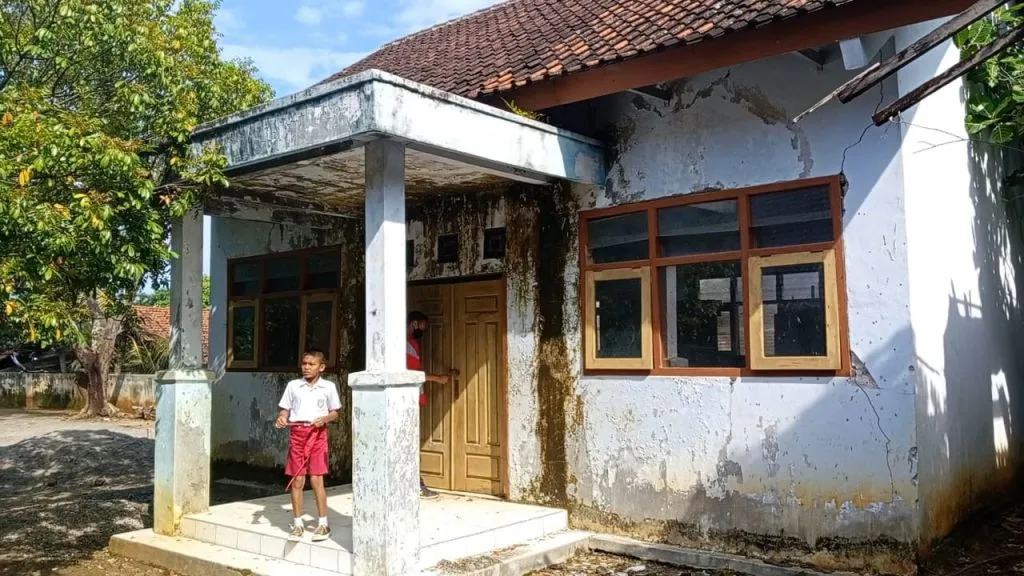 Rusaknya SDN 2 Karpat Pulung, Komite Sekolah: Kita Tutup, Siswa Belajar di Tenda