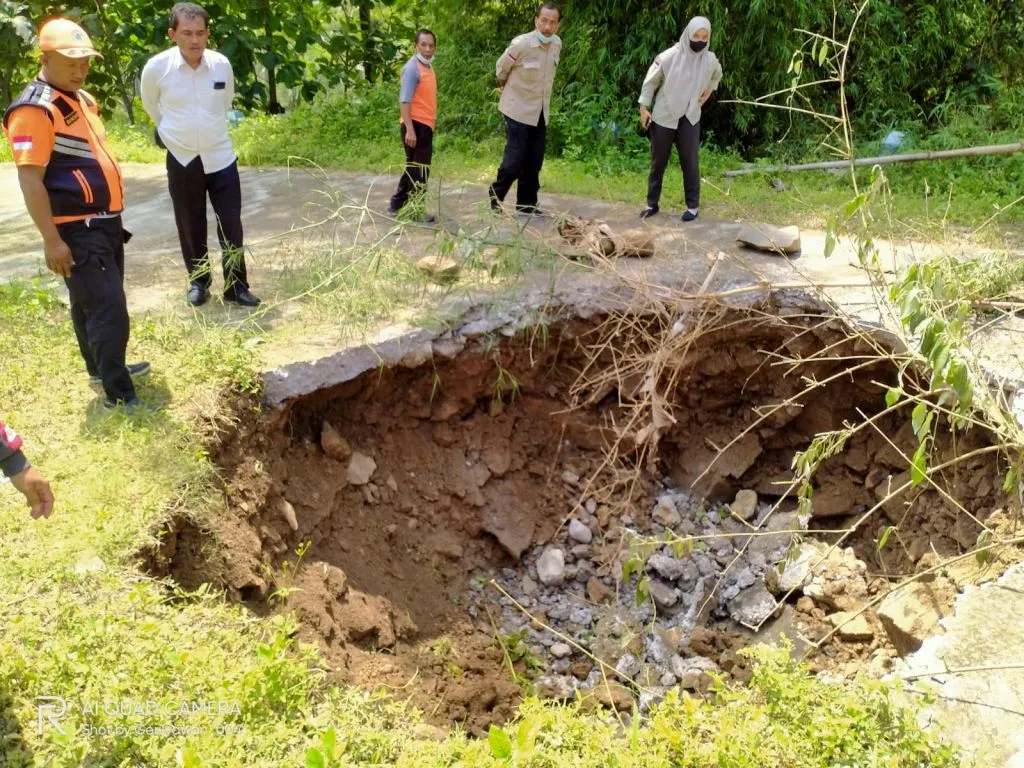 Jalan di Ponorogo Ini Amblas, Mirip Fenomena Sinkhole